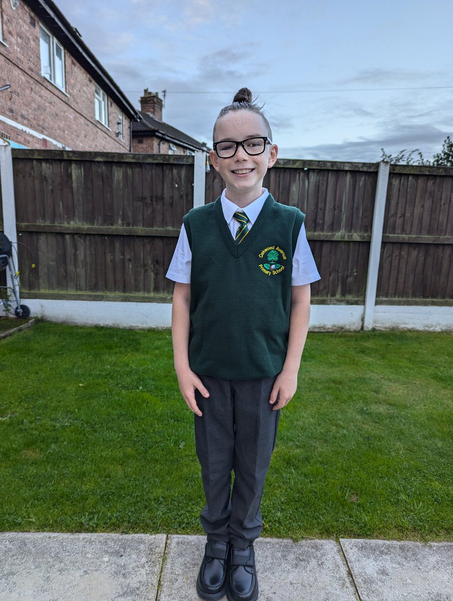 CarolineHunt90's tweet photo. Today marks his 7th and final year @Oakwood_Avenue what a huge journey he's been on. Rowan I hope you love every minute of @Y6Oaky 
Keep shining x https://t.co/pGh4joXv5Z
