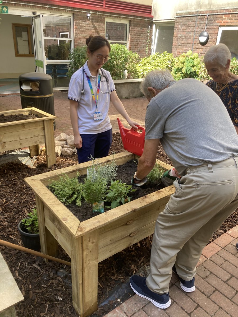 Ali Ross tweet media