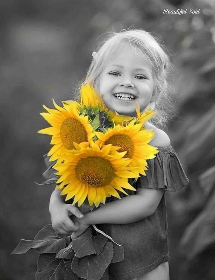 pooopiidooo's tweet photo. #ChoupiHour 

« Même au milieu de l'obscurité, les tournesols trouvent la lumière »

Belle journée à TouteZéTous 
💜💜💜

#Enjoy #LoveAndChoupi https://t.co/VrUE8Rl0va