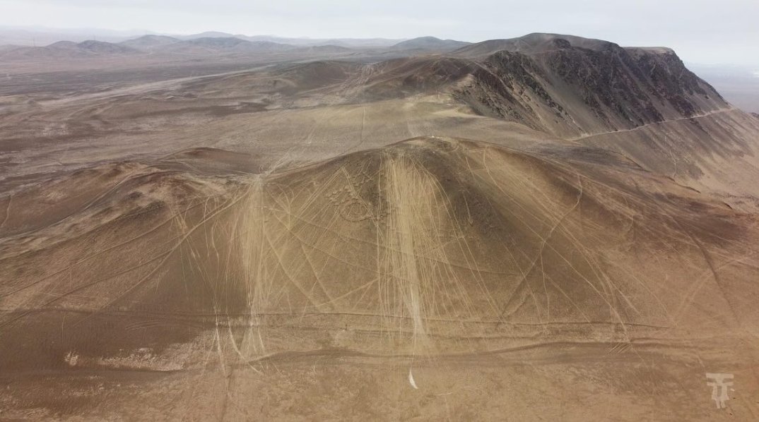 hansgotterbarm's tweet photo. ¡IRREPARABLE!🔴 La Fundación Desierto Atacama denunció que jeeperos y motoqueros han destruido los geoglifos de Alto Barranco, que datan de hace más 1.000 años y están ubicados en la cordillera de la costa al sur de Iquique, Región de Tarapacá @Cooperativa https://t.co/oMJ6cTGvgE
