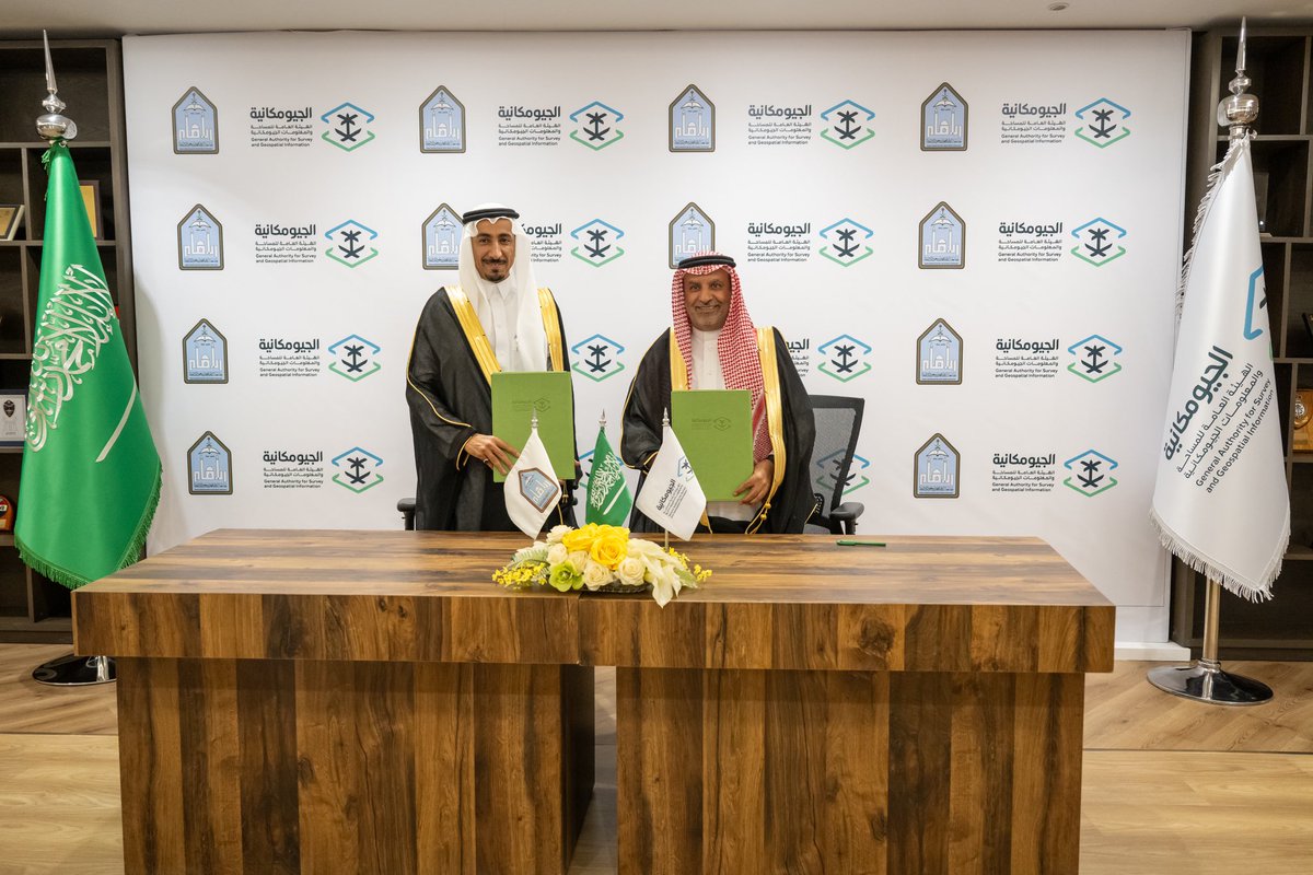 IMSIU_edu_sa's tweet photo. #جامعة_الإمام ت��قع مذكرة تعاون مع الهيئة العامة للمساحة والمعلومات الجيومكانية @GEOSA_GOV_SA اليوم الثلاثاء 2024/9/3؛ بهدف تطوير الكفايات الوطنية في القطاع الجيومكاني، وتبادل الخبرات والمعرفة، وتصميم برامج تدريبية ودبلومات معتمدة، وتعزيز الابتكار والبحث العلمي ،في خطوة نحو تعزيز القدرات الوطنية والمساهمة في التنمية المستدامة. 

 وقد وقع على المذكرة من جانب الجامعة وكيل الجامعة للشؤون التعليمية د.عبدالله بن عبدالرحمن الأسمري ، ومن جانب الهيئة العامة للمساحة والمعلومات الجيومكانية الدكتور المهندس محمد بن يحيى آل صايل.
https://t.co/leRPpR7f58