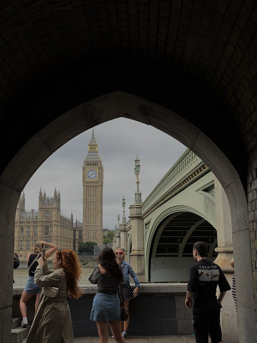 _tazk's tweet photo. Normal day in London https://t.co/JTxiTrkriG