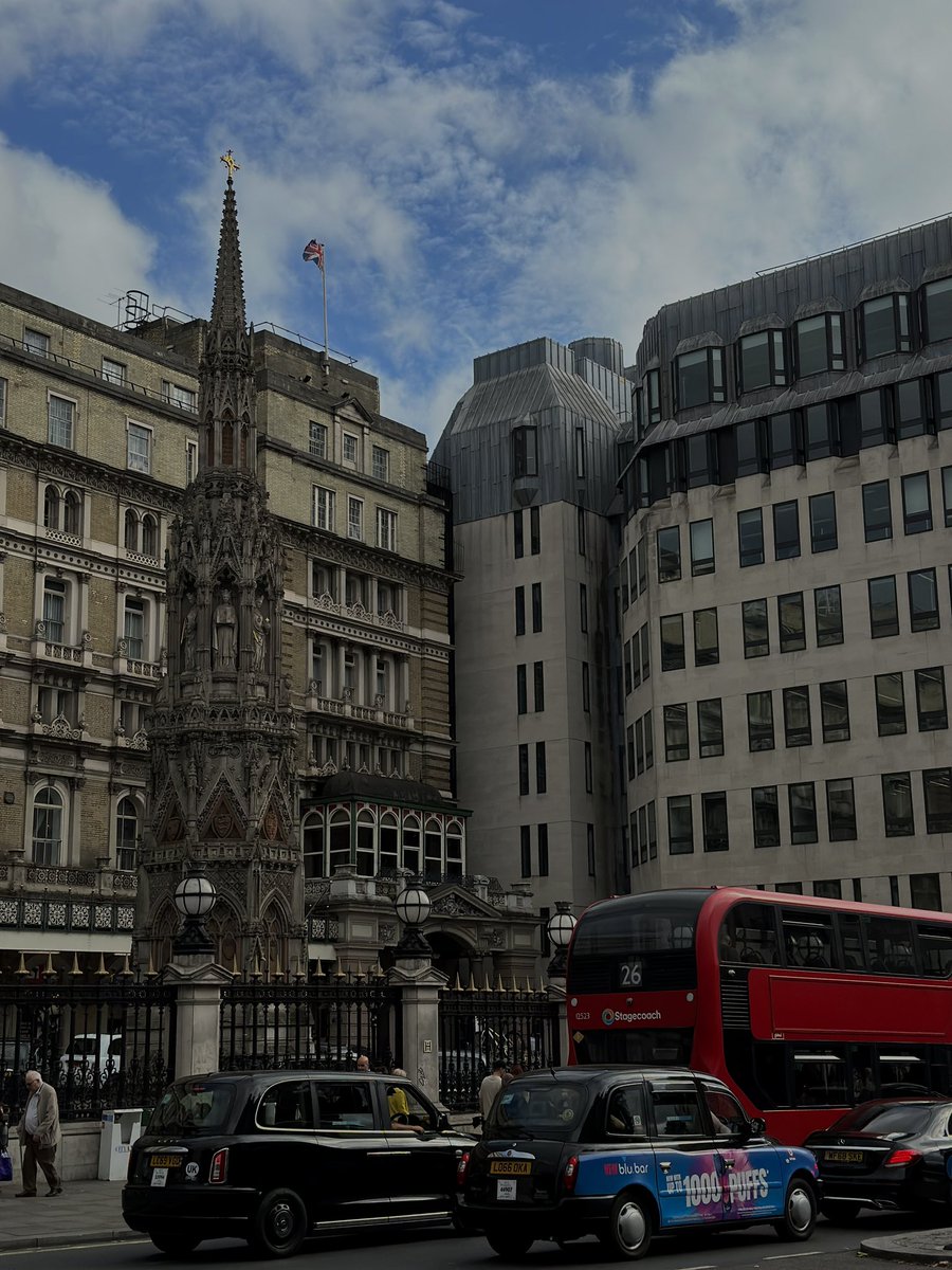 _tazk's tweet photo. Normal day in London https://t.co/JTxiTrkriG