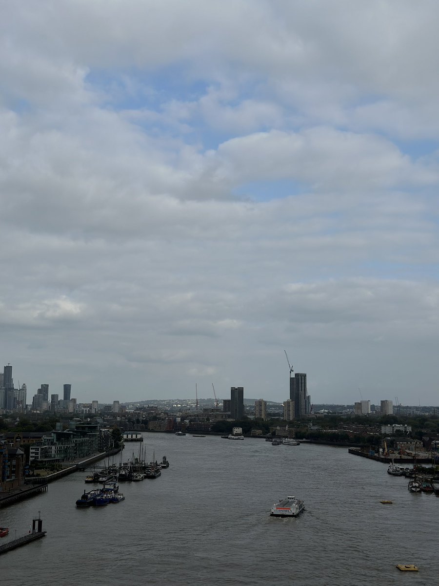 _tazk's tweet photo. Normal day in London https://t.co/JTxiTrkriG