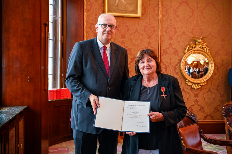 Vonovia_VorOrt's tweet photo. Sybille Vollmer, engagierte Initiatorin der Ökumenischen Starthilfe e.V., erhielt am 7. August das Bundesverdienstkreuz am Bande. Bremens Bürgermeister @AndreasBovensc1 überreichte die Auszeichnung im Bremer Rathaus. @Vonovia_SE gratuliert herzlich und freut sich mit ihr! https://t.co/z9I2K0S4JR