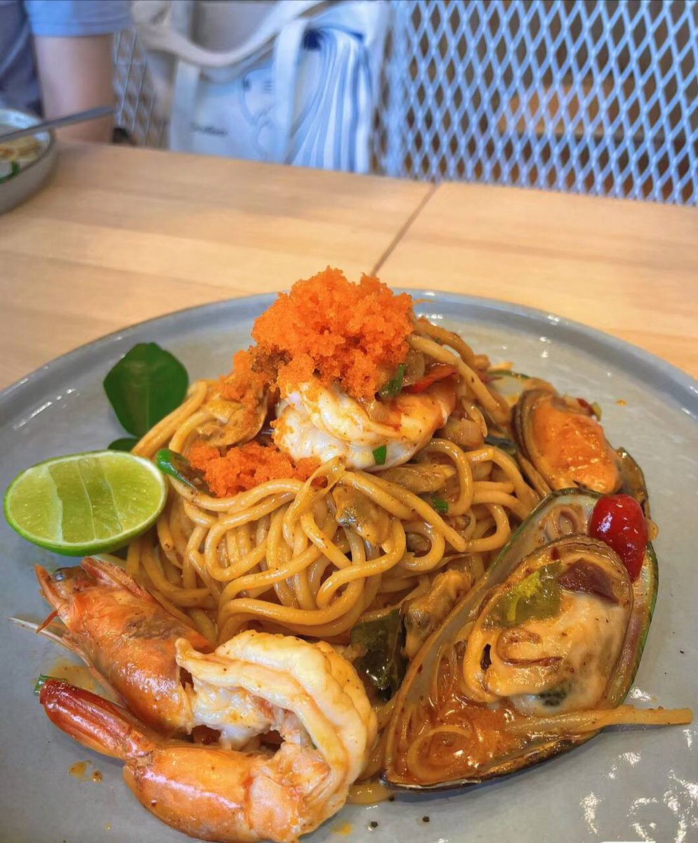I had my lunch at a restaurant near my company. Very tasty and I think my lunch would be more complete if you were here🍜🍜🏞