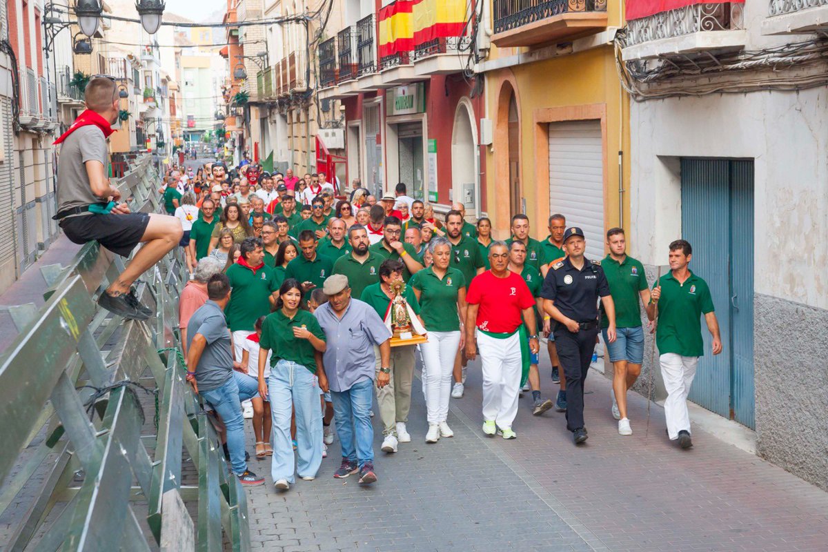 El Ayuntamiento de Calasparra coloca una placa conmemorativa por el 25º Aniversario de los Encierros de Calasparra junto a la hornacina de la Virgen de la Esperanza y los Santos Mártires Abdón y Senén

#feriayfiestas2024 
#ayuntamientodecalasparra