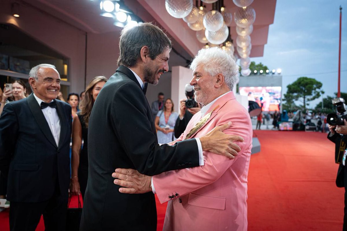 El de negro subvenciona las películas del de rosa con dinero público. El de rosa hace películas contra la derecha con dinero público. Ahora el de negro quiere que los colegios lleven a los niños a ver las películas del de rosa en pases pagados con dinero público.