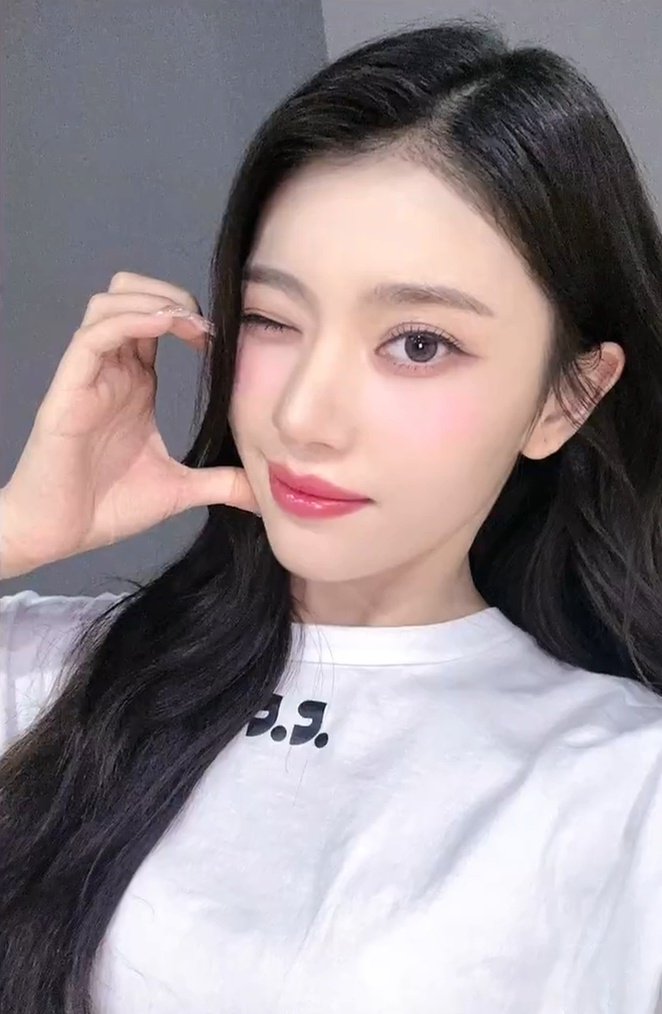 sxtlogs's tweet photo. #xiaoting kcon selfie book https://t.co/8uRkBM5NYt