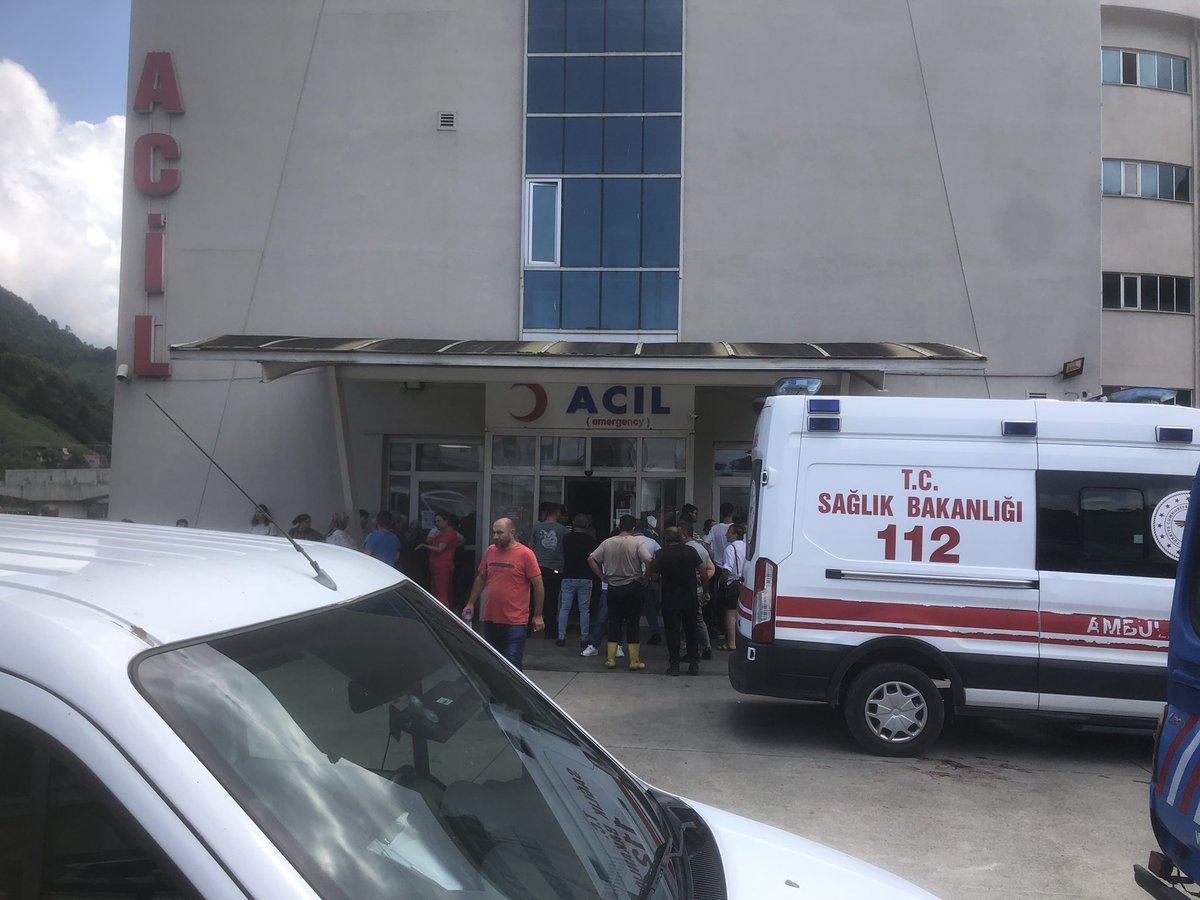 HopaHalkevi's tweet photo. Cankurtaran mevkiinde yapılması planlanan orman alanı projesi kapsamında bu sabah orman alanına giren kepçeleri durduran yurttaşlara silahlı saldırı gerçekleşti. Yaşanan saldırı da  3 kişi yaralandı. Yaralanalar arasında olan Reşit Kibar hayatını kaybetti. https://t.co/7pYNObFDkN