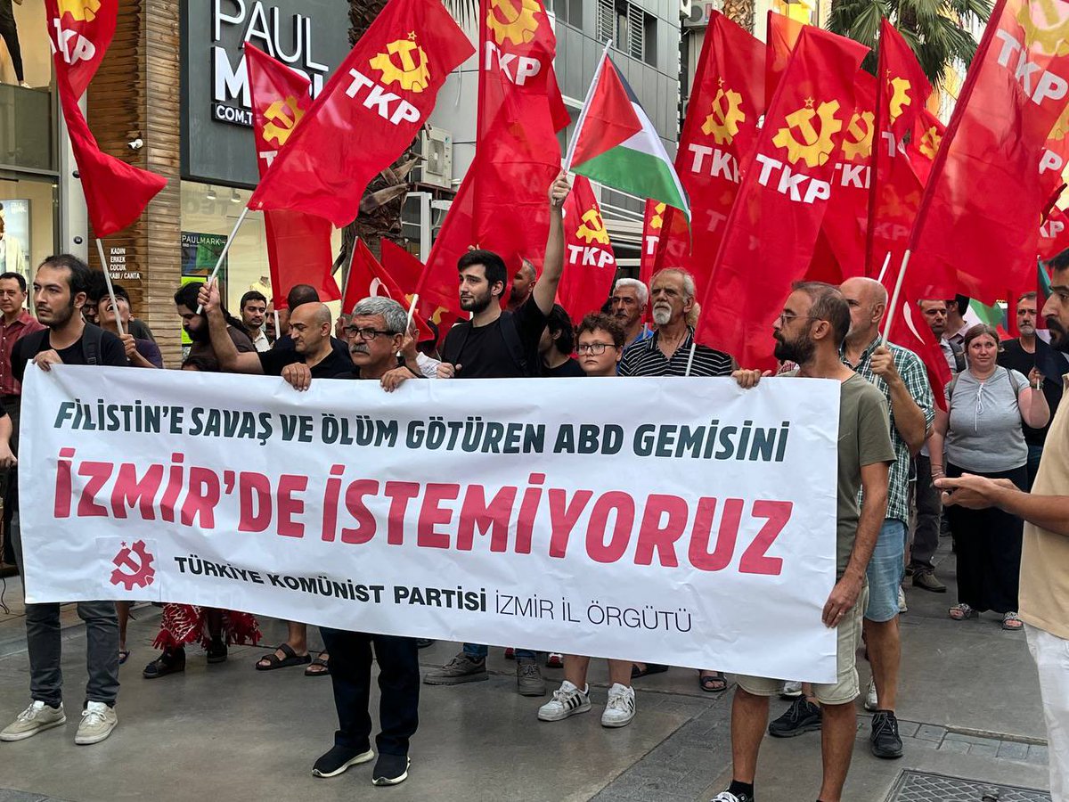DailyComunistTR's tweet photo. İzmir Limanına demirleyen USS Wasp adlı ABD Savaş Gemisine karşı yapılan eylemler. https://t.co/J7wAdFOgmr