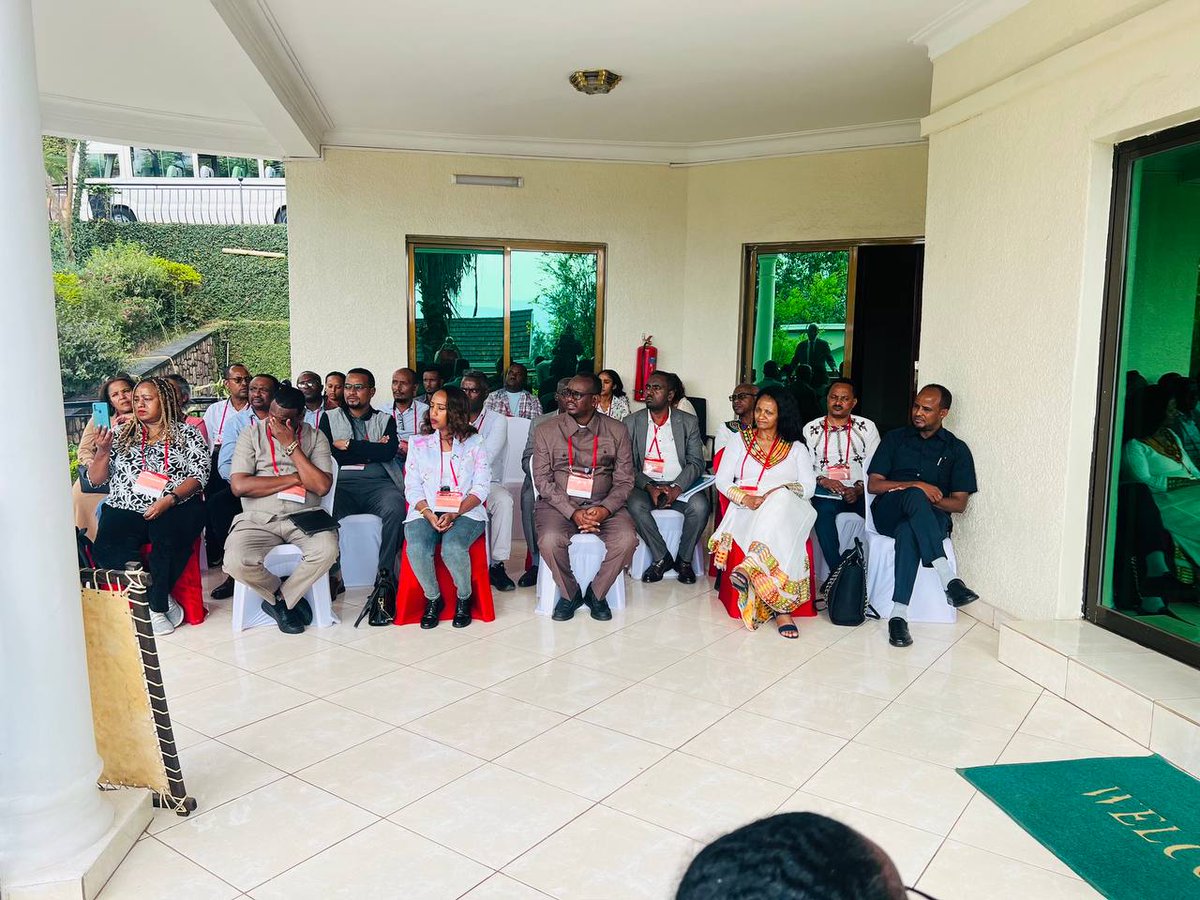 KigaliEthopia's tweet photo. የልኡካን ቡድኑ በኪጋሊ አየር ማረፊያ ሲደርሱ ክቡር አምባሳደር መስፍን ገ/ማርያም አቀባበል ያደረጉላቸው ሲሆን በቀጣይ ቀንም ልኡካን ቡድኑ ሚሲዮኑን እንዲጎበኝ በማድረግ የቡና ፕሮግራም ተካሂዷል፡፡ https://t.co/RnJlyiEWWr