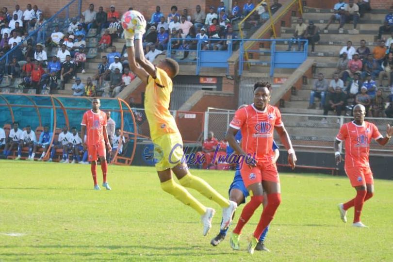 BikitaMinerals_'s tweet photo. Who’s the first name you write down on the team sheet? The player who’s as dependable as your wife, as consistent as a metronome, &amp; as essential as Wi-Fi. For us it is the one with the round ball (First Gandisani),clean sheets are gold @CastleLagerPSL @metsbarmby @BulawayoChiefs https://t.co/Axp0wuzEeP