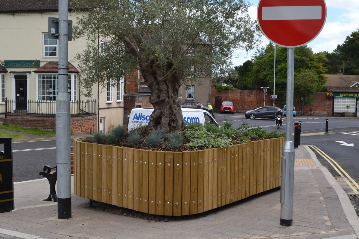 Street_Design1's tweet photo. Recently installed Swithland planters for a public realm scheme in Kegworth. #FSC #publicrealm #streetfurniture https://t.co/JVbti5JyLq