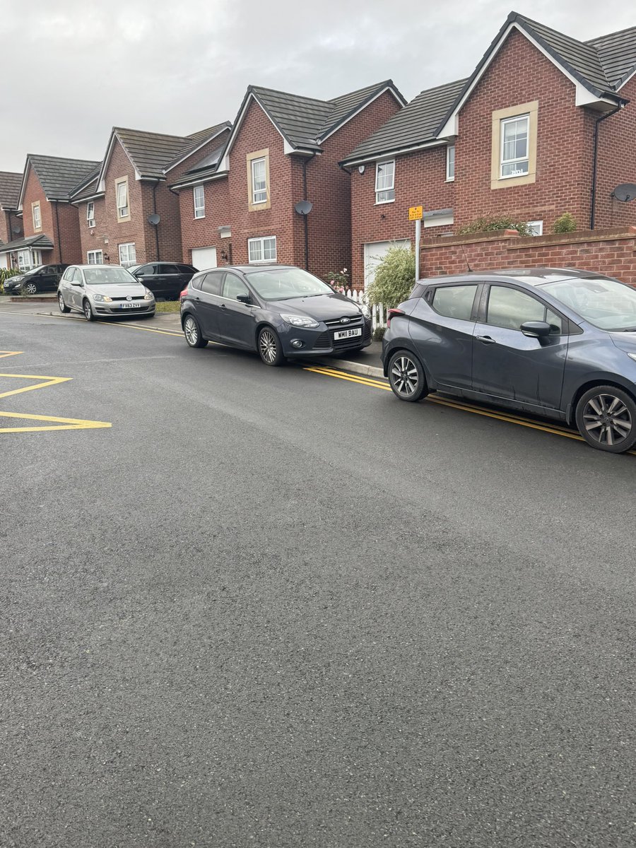 Turns out that double yellow lines aren’t actually a deterrent to dangerous parking <a href="/LincsPolice/">Lincolnshire Police</a> @poplarfarmsch