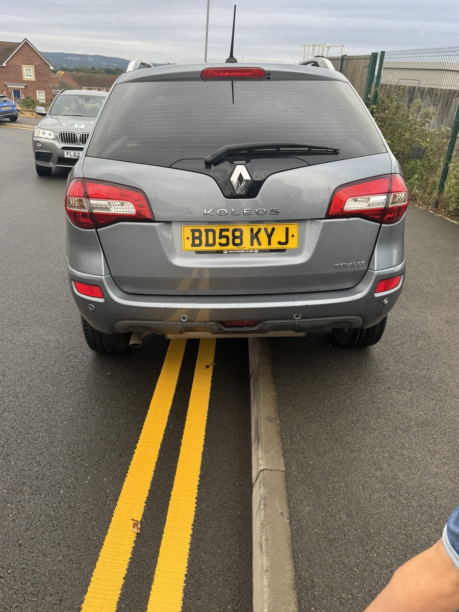 pasquires's tweet photo. Turns out that double yellow lines aren’t actually a deterrent to dangerous parking @LincsPolice @poplarfarmsch https://t.co/SbMLLfs93m