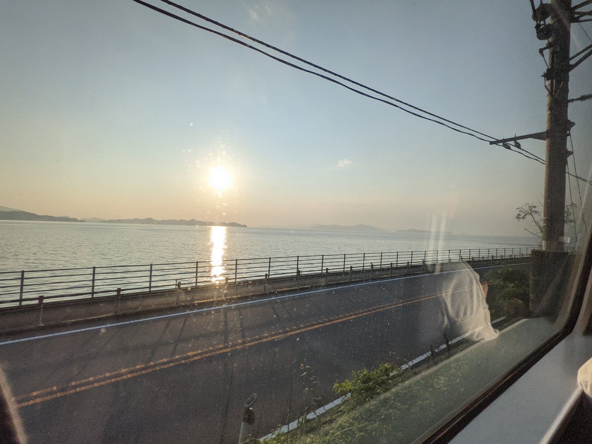 capk_com's tweet photo. お家帰るー
夕日きれいー
でもまぶしいー(わかっててこっち座った)

もうちょっと早く終わる予定だったのになー https://t.co/j9lfI159Pi