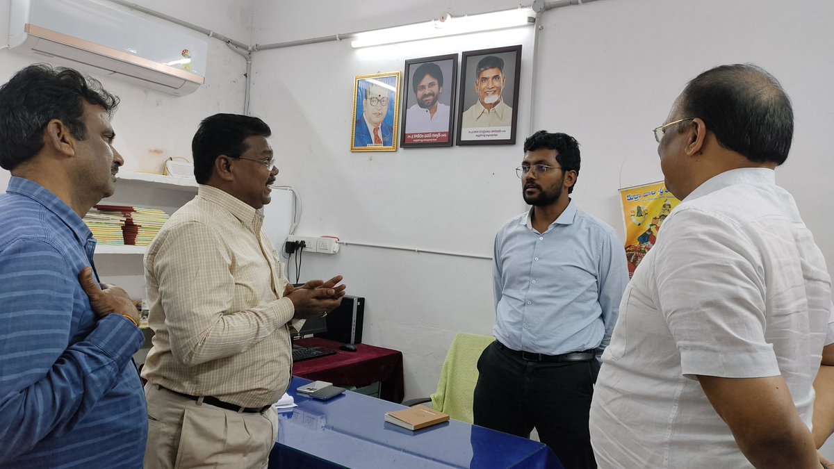 ap_epdcl's tweet photo. సోమవారం రాత్రి తెనాలి డివిజన్‌లోని కొల్లూరు సెక్షన్‌లో సమీక్ష చేసిన సీఎండీ శ్రీ పృథ్వీతేజ్ ఇమ్మడి
#Powersupply 
#emergencyworks
#APEPDCL
#CbN
#APCPDCL
#VijayawadaFloods 
#PowerRestoration https://t.co/SBBkbeOllT