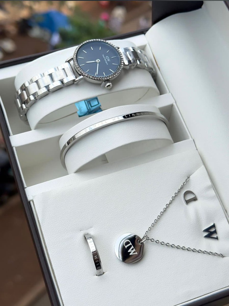 PromoterInc1's tweet photo. 🔊Get all your stylish gentle man wrist pieces from @TyeBrighton. Get quality and affordablilty in one package! To buy Dm /whatsApp or call 0786539762
#TimeWithUs #TyeWatches https://t.co/nin7YQlzfT