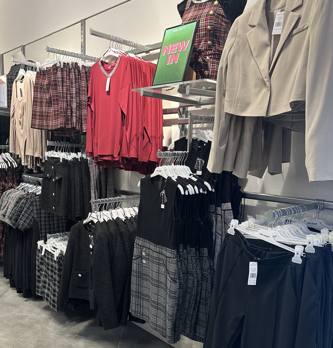 AlhambraCentre's tweet image. New arrivals have dropped at @selectfashion! 🤩

Think leopard print and tartan patterns with pops of red, made tough with leather or delicate with lace. What's going to be in your wardrobe this coming season? 🤔

#SlayInSelect #SelectStyle #MustHaveStyle