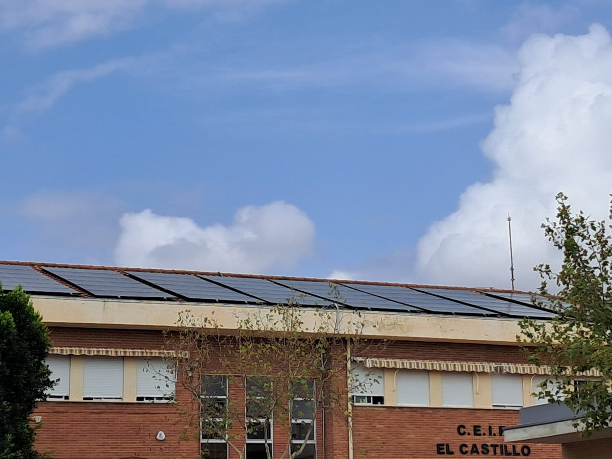 aytoaspe's tweet photo. 🌱 El Ayuntamiento de #Aspe sigue avanzando en sostenibilidad energética con la instalación de paneles fotovoltaicos en tres colegios públicos. Además, se suman nuevas instalaciones en el Centro Cultural La Coca y más centros educativos hasta 2026. ⚡♻️ #EnergíaRenovable https://t.co/x5IkGtZyhH