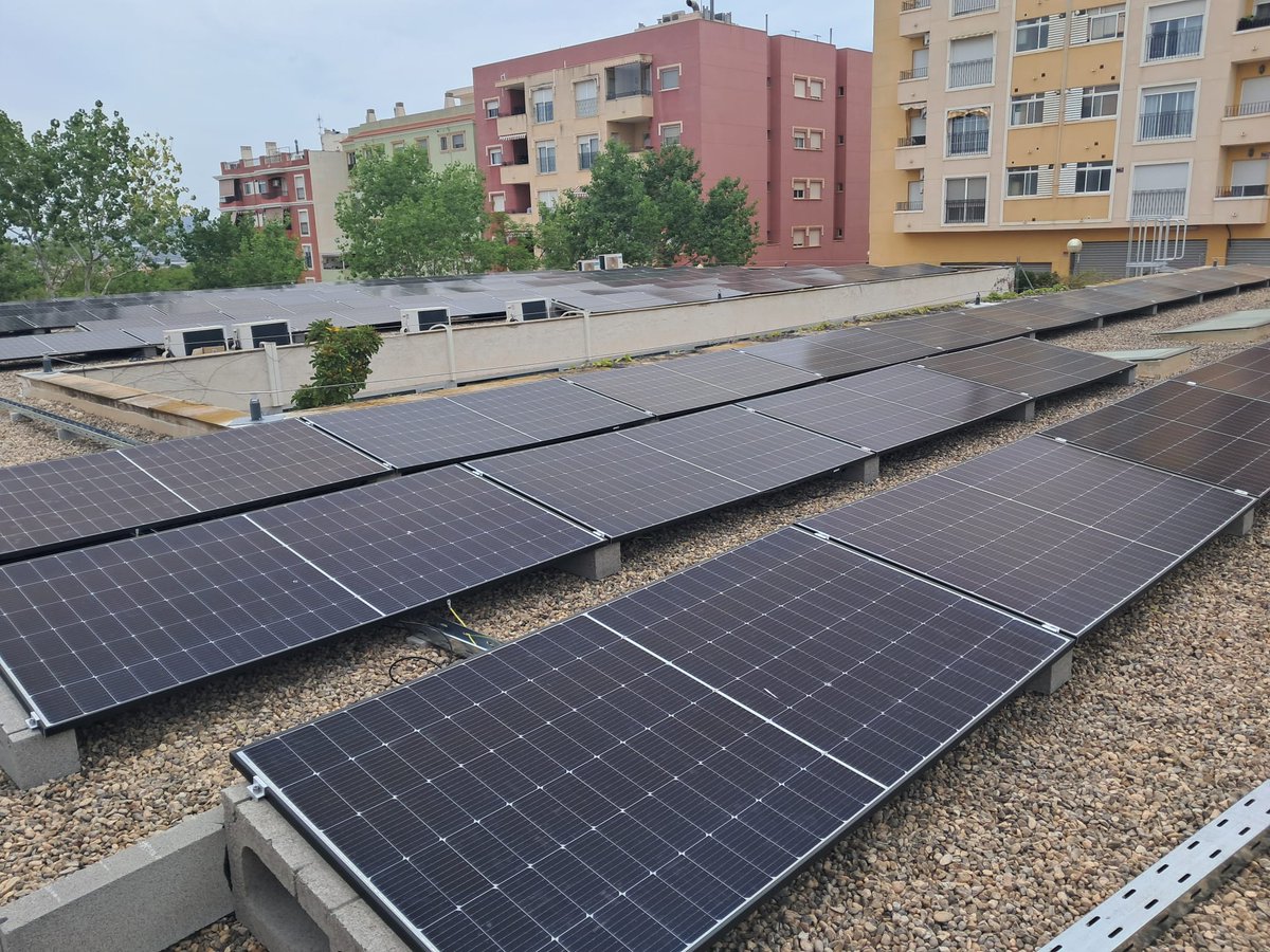 🌱 El Ayuntamiento de #Aspe sigue avanzando en sostenibilidad energética con la instalación de paneles fotovoltaicos en tres colegios públicos. Además, se suman nuevas instalaciones en el Centro Cultural La Coca y más centros educativos hasta 2026. ⚡♻️ #EnergíaRenovable