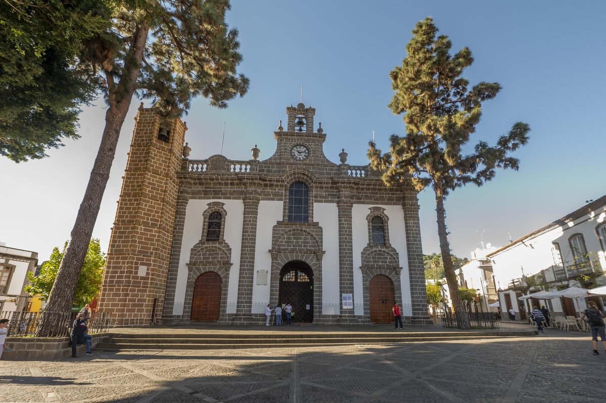 estodotuyo's tweet image. #PatrimonioArquitectónico

👏Continuamos inmersos en la fiesta patronal de #GranCanaria, acercándonos hoy a la Iglesia Basílica de Nuestra Señora del Pino, un templo barroco situado en la plaza principal de #Teror y construido junto al pino que según la leyenda apareció la Virgen
