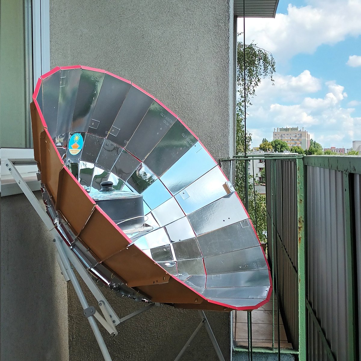 KotowskiAndre's tweet photo. Our solar kitchen works wonderfully on the balcony in #Częstochowa. Installed for our vacation in #Poland, it includes a parabolic solar oven, a cylindrical solar oven and a solar dryer.
We have already successfully cooked a whole chicken! ❤️🌞🤪 https://t.co/LPKOZUB6Jn