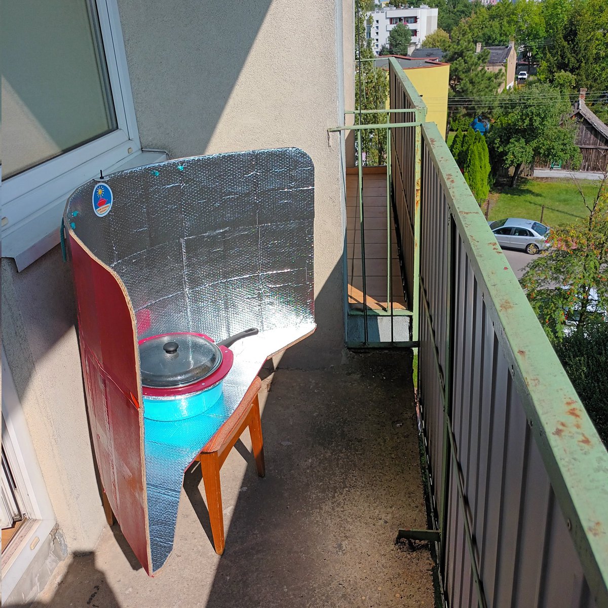 KotowskiAndre's tweet photo. Our solar kitchen works wonderfully on the balcony in #Częstochowa. Installed for our vacation in #Poland, it includes a parabolic solar oven, a cylindrical solar oven and a solar dryer.
We have already successfully cooked a whole chicken! ❤️🌞🤪 https://t.co/LPKOZUB6Jn