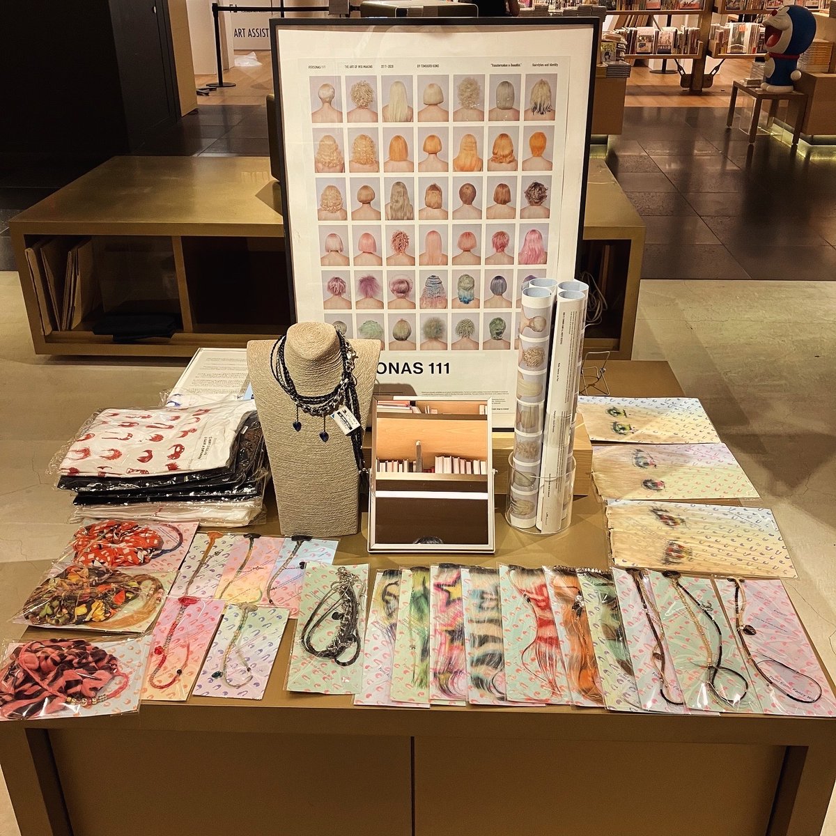 GINZA_TSUTAYA's tweet photo. 『HEAD PROP studies 2013-2016』 第4版刊行記念POPUP ~9月30日
Hair & Head Prop Artistとして活動する河野富広の作品集『HEAD PROP studies 2013-2016』第4版の刊行を記念したPOPUPを開催しております。
▶詳細はこちら
https://t.co/gMkfn8incV
#丸山サヤカ #Konomad https://t.co/z9lupKyNh0