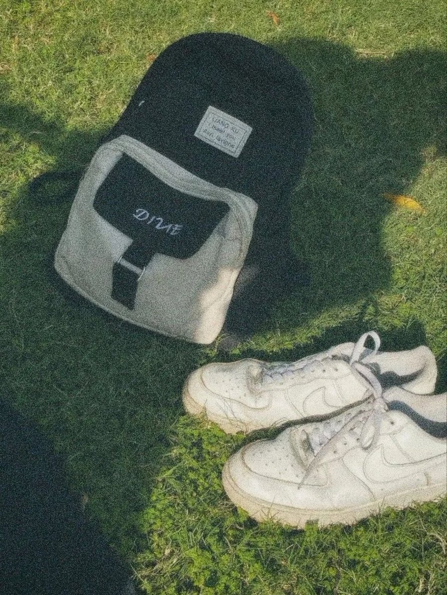 Dengan aksara kujadikan
asmaraloka kita sebagai sejarah.
melalui alunan diksi nandikara,
kuamertakan dirimu dalam sajak penuh rona.
kutuliskan semua bentuk keindahan dalam
bait-baitnya, hingga menjadikan prosa yang indah.
••••••••••••••••••🍁
#aalvinpsb_ #diksi