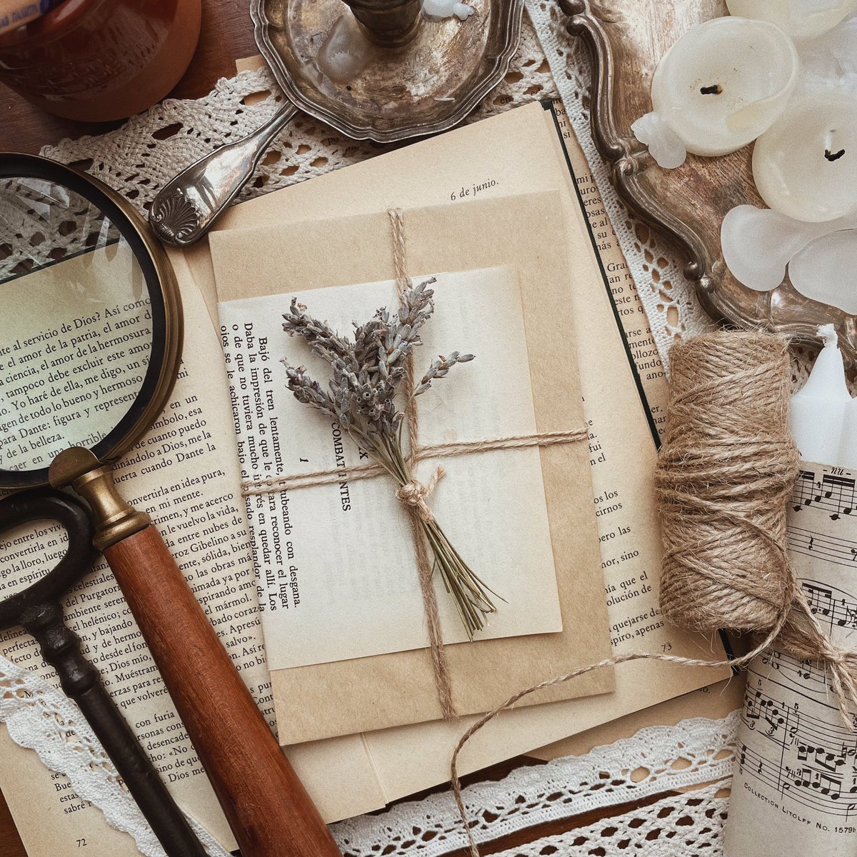 edson_forest's tweet photo. • September 🪵🕯️🗝️
.
#cottagecore #vintage #vintagestyle #slowliving #slowlife #flat #flatlay #photo #vsco #vscocam #cottagecorecommunity #home #homedecor https://t.co/nLVmZH2hUJ