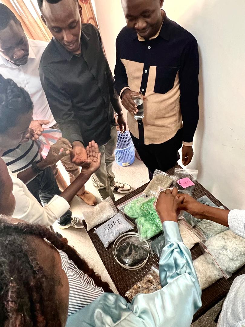 giz_rwanda's tweet photo. Last week, The #RwandaWCE♻️ held a 1-day awareness raising workshop on improved solid #WasteManagement focusing structured picking, collection and recycling of plastic and electronic waste. The workshop brought together representatives from 3 satellite cities.
#GreenRwanda 🇷🇼🌿 https://t.co/77ZzTo5ACi