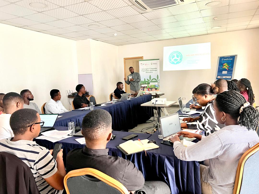 giz_rwanda's tweet photo. Last week, The #RwandaWCE♻️ held a 1-day awareness raising workshop on improved solid #WasteManagement focusing structured picking, collection and recycling of plastic and electronic waste. The workshop brought together representatives from 3 satellite cities.
#GreenRwanda 🇷🇼🌿 https://t.co/77ZzTo5ACi