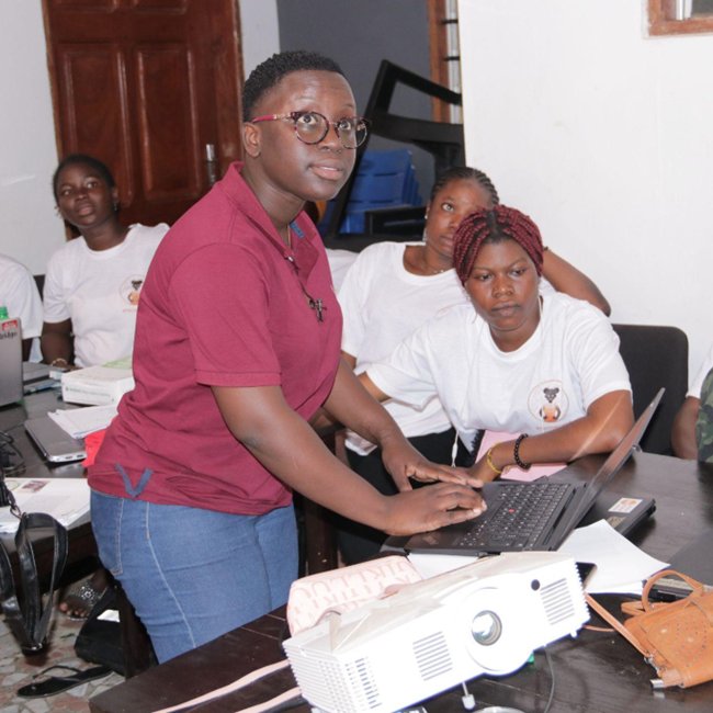 UNV_ROWCA's tweet photo. Helwise Boya #volontaireONU à @unfpa_benin a formé plus de 2⃣0⃣0⃣ filles en compétences numériques et entrepreneuriales avec le projet #Tech4Girls.
Ce programme soutient l'#AutonomisationDesFilles au Bénin🇧🇯. https://t.co/dFkDIA9kQu