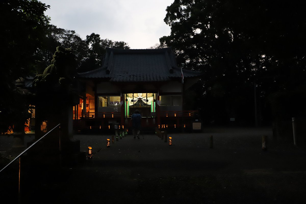soo_city's tweet photo. 【今月の一枚】岩川八幡神社灯籠祭り
8月10~15日、岩川八幡神社灯籠祭りが行われました。
灯籠約90個・竹灯籠約140個に灯りがともされ、見物客は幻想的な雰囲気を楽しみました。
#鹿児島 #鹿児島県 #曽於市 #soocity #岩川八幡神社 #岩川八幡神社灯籠祭り #灯籠祭り #灯籠 #竹灯籠 https://t.co/HmUs6mlVIB