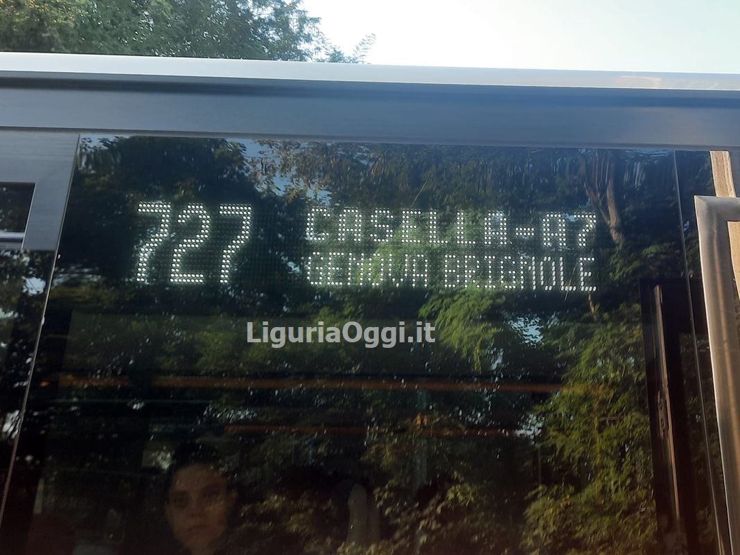 CarotenutoAndre's tweet photo. Isorelle, sulla corriera non c’è posto e i passeggeri bloccano il viaggio https://t.co/7zwO5AsIuC https://t.co/FRpp4zawaV