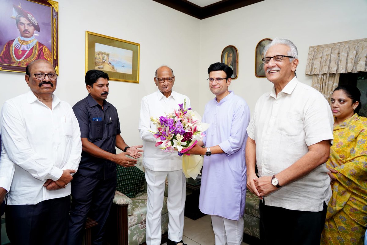 ghatge_raje's tweet image. सहर्ष स्वागत!

देशाचे माजी कृषिमंत्री आणि राज्याचे माजी मुख्यमंत्री आदरणीय शरदचंद्रजी पवार साहेब तीन दिवसांच्या कोल्हापूर दौऱ्यावर असून आज आपल्या कागलमधील निवासस्थानी त्यांचे सहर्ष स्वागत केले. आमचे काका श्रीमंत राजे प्रविणसिंह घाटगे यांच्या प्रमुख उपस्थितीत त्यांच्याशी यावेळी…