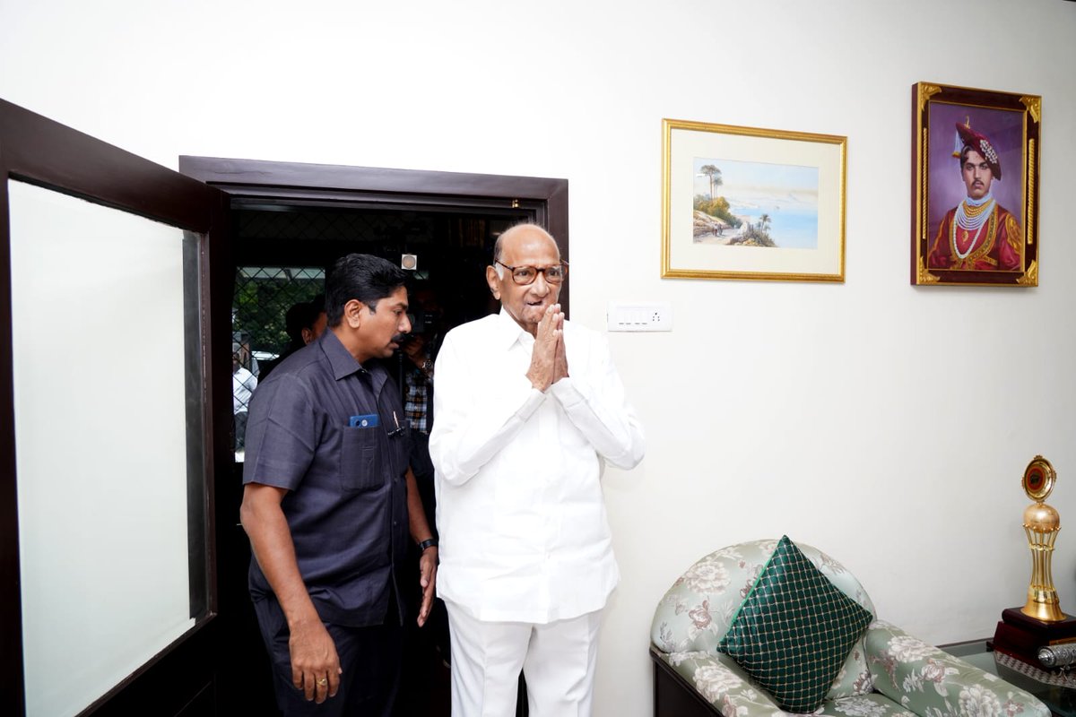 ghatge_raje's tweet image. सहर्ष स्वागत!

देशाचे माजी कृषिमंत्री आणि राज्याचे माजी मुख्यमंत्री आदरणीय शरदचंद्रजी पवार साहेब तीन दिवसांच्या कोल्हापूर दौऱ्यावर असून आज आपल्या कागलमधील निवासस्थानी त्यांचे सहर्ष स्वागत केले. आमचे काका श्रीमंत राजे प्रविणसिंह घाटगे यांच्या प्रमुख उपस्थितीत त्यांच्याशी यावेळी…