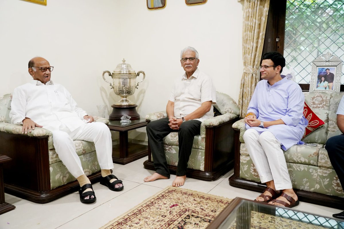 ghatge_raje's tweet image. सहर्ष स्वागत!

देशाचे माजी कृषिमंत्री आणि राज्याचे माजी मुख्यमंत्री आदरणीय शरदचंद्रजी पवार साहेब तीन दिवसांच्या कोल्हापूर दौऱ्यावर असून आज आपल्या कागलमधील निवासस्थानी त्यांचे सहर्ष स्वागत केले. आमचे काका श्रीमंत राजे प्रविणसिंह घाटगे यांच्या प्रमुख उपस्थितीत त्यांच्याशी यावेळी…