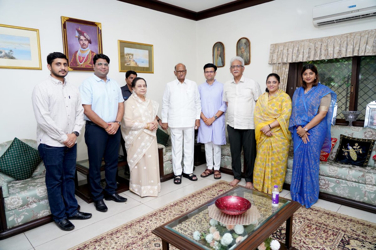 ghatge_raje's tweet image. सहर्ष स्वागत!

देशाचे माजी कृषिमंत्री आणि राज्याचे माजी मुख्यमंत्री आदरणीय शरदचंद्रजी पवार साहेब तीन दिवसांच्या कोल्हापूर दौऱ्यावर असून आज आपल्या कागलमधील निवासस्थानी त्यांचे सहर्ष स्वागत केले. आमचे काका श्रीमंत राजे प्रविणसिंह घाटगे यांच्या प्रमुख उपस्थितीत त्यांच्याशी यावेळी…