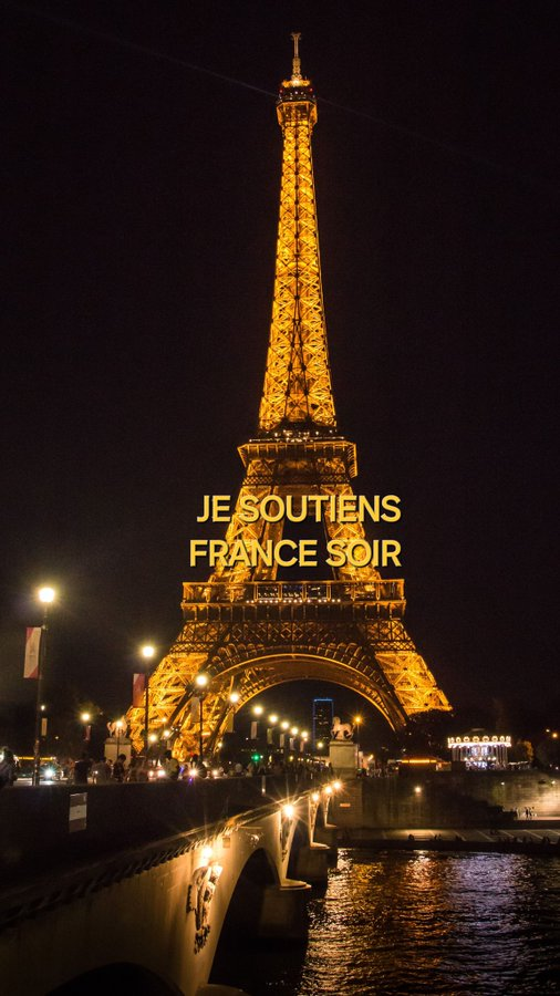 aragon_jb's tweet photo. La Tour Eiffel se montre magiquement et lumineusement toujours à la hauteur ! Regardez son beau message de soutien à la liberté de la presse !
#JeSoutiensFS https://t.co/L3nkdJuPLv