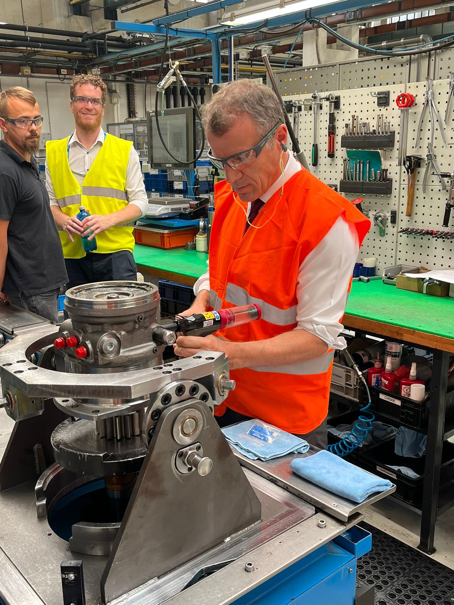 Dobré ráno, Brno! Už podruhé. Tentokrát se trénuju v montování hydrauliky @poclain 🇨🇵, bude se to jednou hodit.