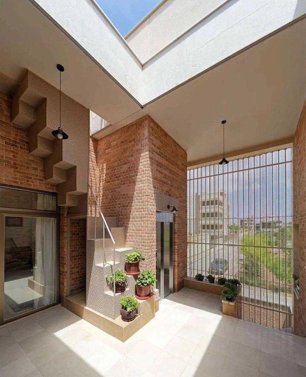 چند تا از گوشه‌ کنجای این خونه رو ببینیم شاید که حالمون بهتر شه
شاهین شهر-خانه ایوان