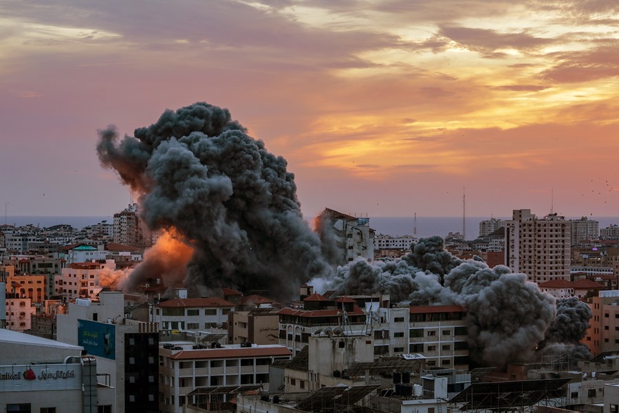 🧵 Aquest any, el món ha assolit el pic més alt de conflictes armats des de la II Guerra Mundial. El 47% d'aquests conflictes han estat de gran intensitat, amb més de mil víctimes mortals anuals. 1/4

Foto: Mohammed Saber (EFE)