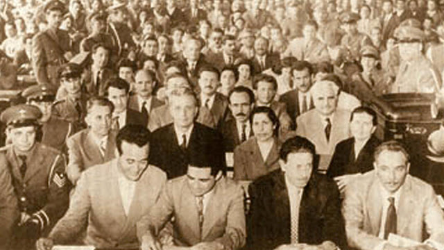 LeoKosmas's tweet image. 3 Σεπτέμβρη 1954... Η κυβέρνηση Παπάγου ανακοινώνει τη σύλληψη 
πάνω από 60 στελεχών του ΚΚΕ (ανάμεσά τους ήταν και ο Χαρίλαος 
Φλωράκης)... Ο "δημοκράτης" Γεώργιος Παπανδρέου συγχαίρει τα 
Σώματα Ασφαλείας...