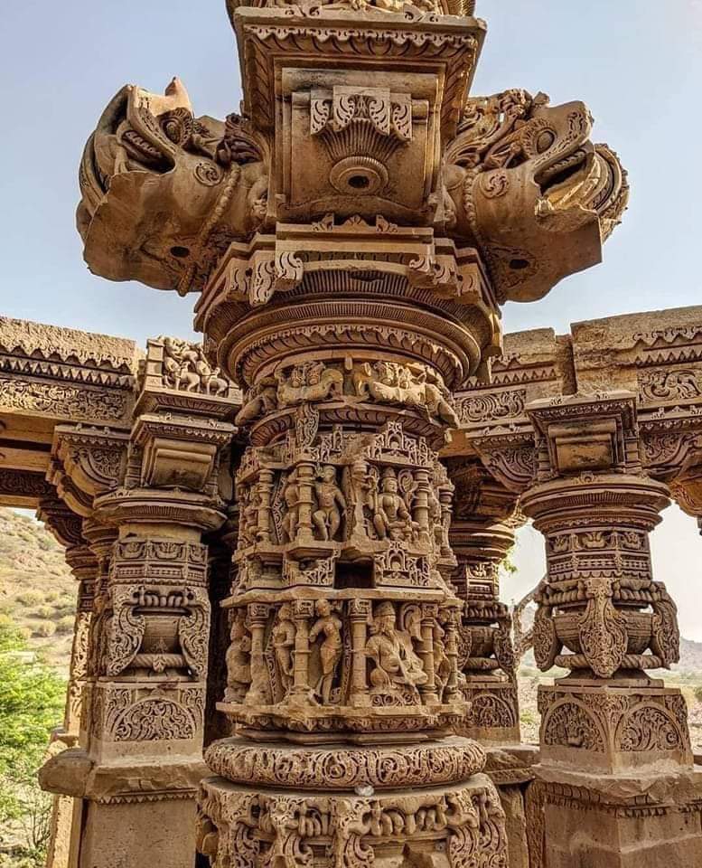 vishwaguru_9043's tweet photo. नमस्कार 🙏🙏
जिस तरह राजस्थान का भानगढ़ किला शापित और भूतिया माना जाता है जिसमे रात में ठहरा नही जा सकता है उसी तरह राजस्थान के बाड़मेर में भी एक मंदिर है जहां रात में रुकने की सख्त मनाही है 
राजस्थान के बाड़मेर जिले का किराडू मंदिर यह अपने रहस्य के लिए दुनिया भर में प्रसिद्ध है इसके बारे में कहा जाता है कि सूर्यास्त के बाद यहां ठहरने वाले लोग यहां पत्थर के बन जाते हैं इसके पीछे एक साधु का श्राप माना जाता है ।
यहां कुल 5 मंदिर हैं जिसमे से 1 मंदिर भगवान विष्णु के लिये और बाकी के 4 मंदिर भगवान शिव को समर्पित हैं । इन मंदिरों में सोमेश्वर मंदिर सबसे भव्य और प्रसिद्ध है ।
किराडू  जिसका पुराना नाम (किरातकूप) था इस पर परमार, चालुक्य, चौहानों का अधिकार रहा। यहां 11वीं व 12वीं सदी में अद्भुत शिल्पकलाओं से युक्त मंदिरों का निर्माण हुआ। इस मंदिर का निर्माण भी उसी समय हुआ ऐसी ही ऐतिहासिक धरोहर को जानने के लिए हमारे साथ जुड़ें ।
धन्यवाद
@_vatsalasingh @LostTemple7 @TheSaveTemples @templesofindia_ @PracticalSpy