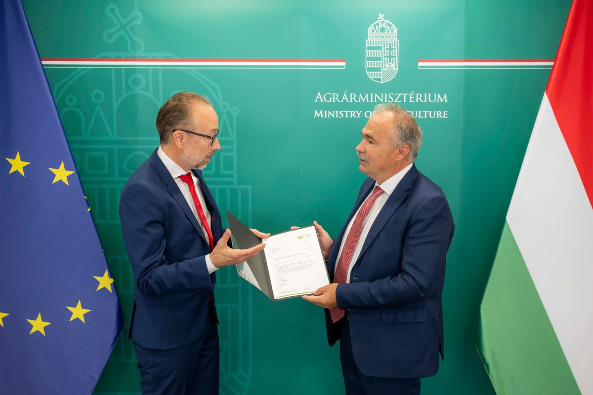 Dr. István Nagy (r.), EU-Ratsvorsitzender für Landwirtschaft und Fischerei, nahm heute den Offenen Brief „Lebensmittelwirtschaft  für Wahlfreiheit“ vom Vertreter der Unternehmensinitiative Gunther Weiss (l.), Alnatura GmbH, entgegen.  Foto: Csaba Pelsőczy ohnegentechnik.org/artikel/europa…