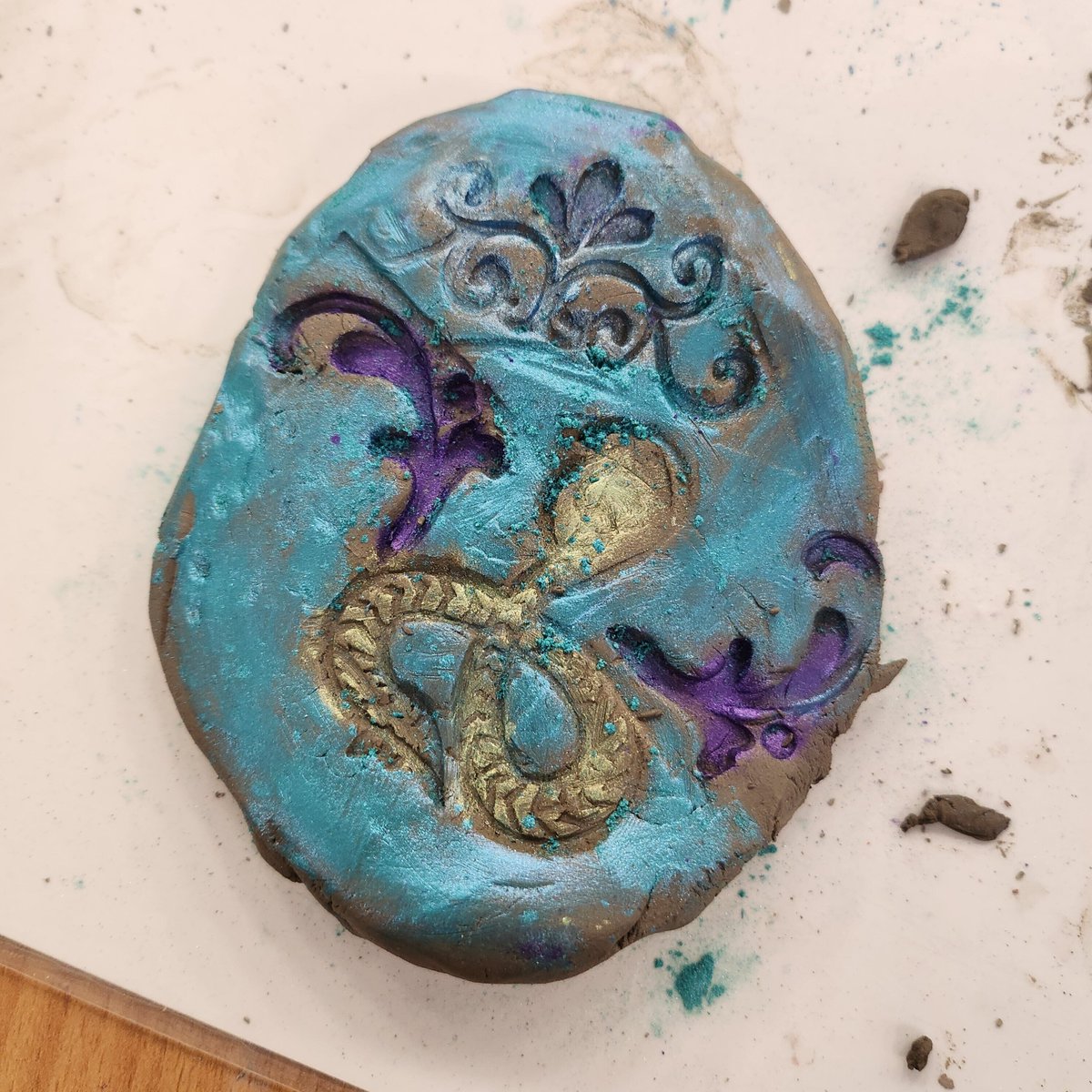 Ar gyfer ein sesiwn Crefftau Clyd Blaenau olaf yn Llyfrgell Blaenau, roedden ni’n greadigol gyda chlai!🎨

Mae dail conwydd yn gweithio’n dda iawn ar gyfer creu argraffnod sydd wedi’i ddiffinio’n dda. Cawsom roi cynnig hefyd ar argraffu gyda deunyddiau naturiol eraill fel cregyn.