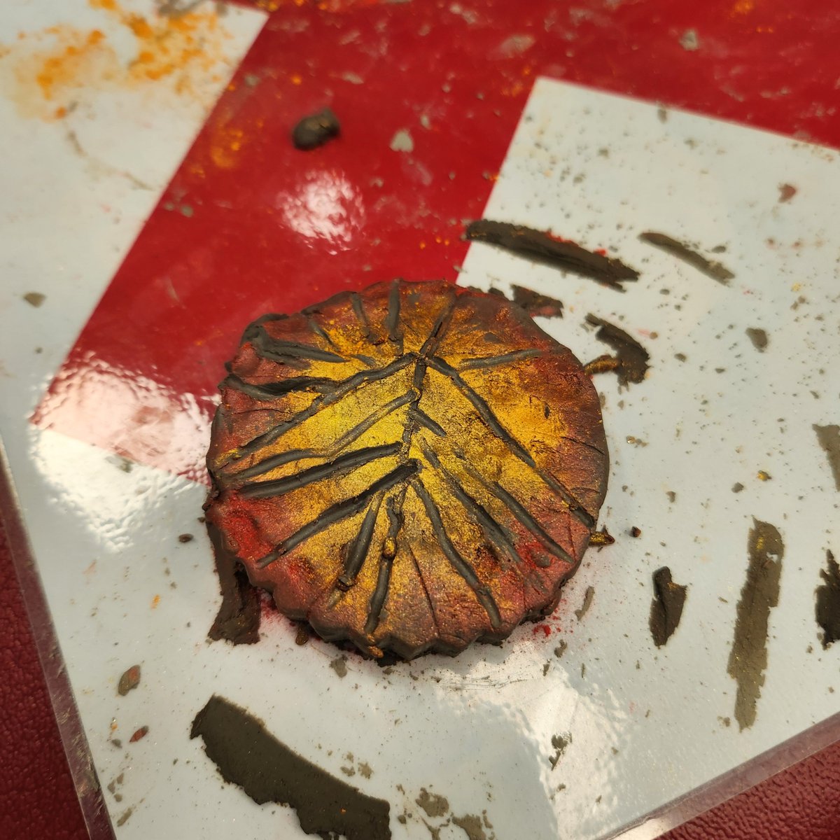 For our last Cosy Crafts Blaina session at Blaina Library, we got creative with Clay!🎨

Conifer leaves work really well for a well-defined imprint. We also had a go by imprinting with other natural materials like shells.🍃